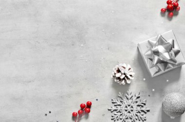 Beyaz gri arka plan manzaralı Noel gümüş el yapımı hediye kutuları. Mutlu Noeller tebrik kartı, çerçeve. Kış Xmas bayramı teması. - Mutlu yıllar. Düz yatıyordu.