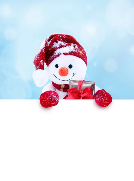 キャップの小さな雪だるまと冬の雪の上のスカーフ 面白い雪だるまとお祭りの背景 クリスマスカードコピースペース — ストック写真