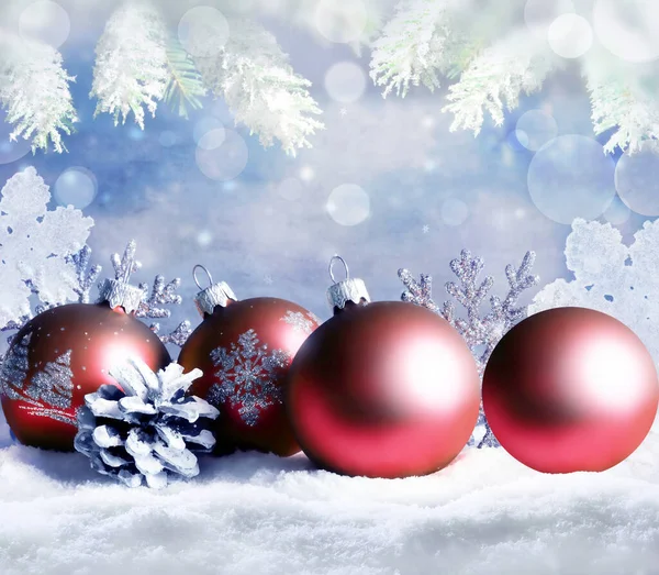 Noel Baloları Kar Tanesi Çam Dalı Mavi Kış Arka Planında — Stok fotoğraf