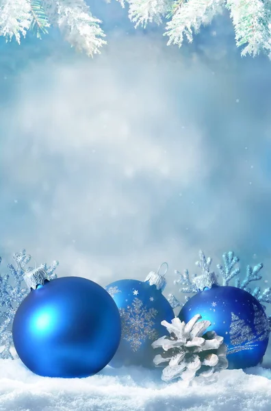 Bolas Navidad Rama Pino Copo Nieve Sobre Fondo Azul Invierno —  Fotos de Stock