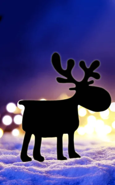 クリスマスライト シルエットの鹿と夜の雪と魔法の冬のクリスマスの背景 — ストック写真