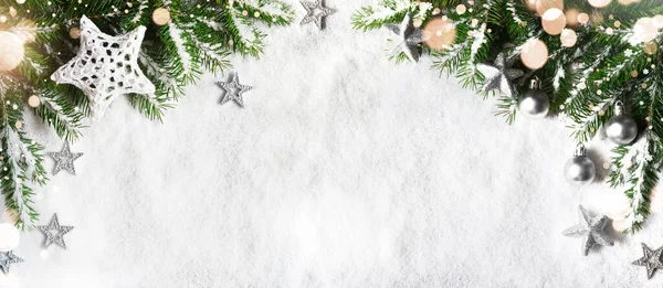 Різдвяний Фон Зелені Гілки Сосни Конуси Фоні Снігу Світло Творча — стокове фото