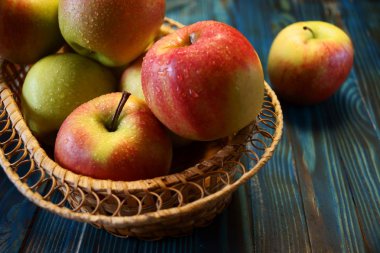 bir sepet içinde taze elma. Ahşap bir masa üzerinde bir sepet içinde taze sulu elma