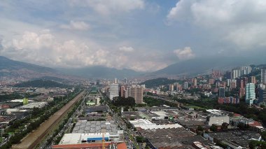 Fotografia aerea de la area de el poblado, medellin Kolombiya, sobrevolando el Politecnico coolombiano Isaza Kadavid.