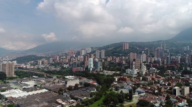 Fotografia aerea de la area de el poblado, medellin Kolombiya, sobrevolando el Politecnico coolombiano Isaza Kadavid.