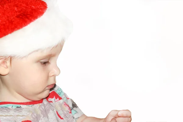 白い背景に 伝統的なクリスマスの衣装で隔離赤いサンタ クロースの帽子をかぶって かわいい赤ちゃん男の子のポートレート クローズ アップ — ストック写真