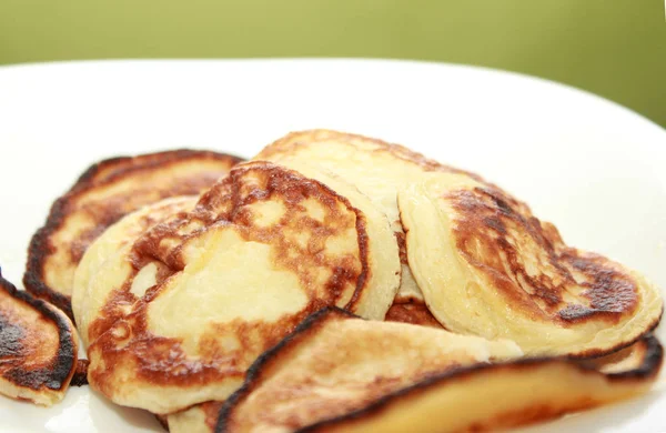 Cottage cheese pancakes or curd fritters decorated powdered sugar in plate close view. Healthy and diet breakfast — Stock Photo, Image