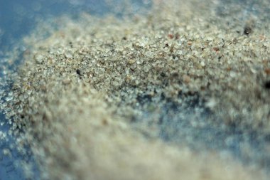 Bir kesik çizgiyle gri kum yüzeyi. Kum gri doku. Arka plan kum. Kum taneleri sorunsuz doku.