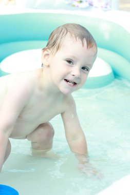 Mutlu güzel bir çocuk havuzunda banyoları
