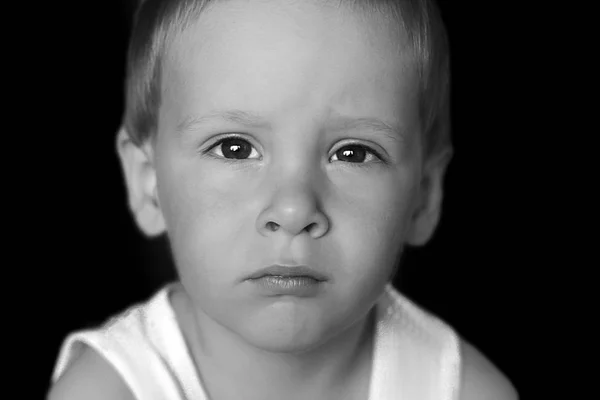 Драматический портрет ребенка, смотрящего в камеру с разгневанным лицом, эмоциональное фото недовольного мальчика с несчастным лицом, снимок головы озлобленного молодого кавказского мальчика, концепция избалованного ребенка и семейного насилия — стоковое фото