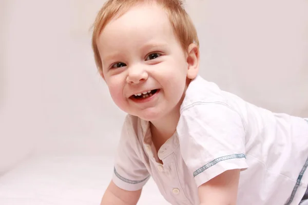 Retrato de um belo bebê de 6 meses sorrindo, em fundo branco — Fotografia de Stock