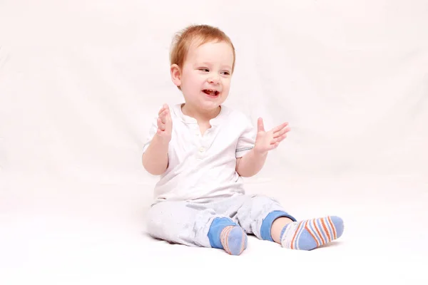 Ritratto di un bellissimo bambino di 6 mesi sorridente, su sfondo bianco — Foto Stock