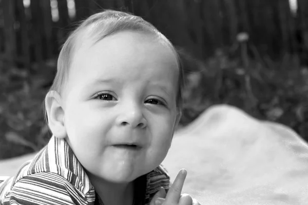 O menino olha com medo até look.black e branco foto . — Fotografia de Stock