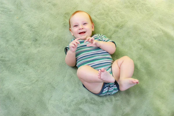 Ritratto di un bambino carino di 3 mesi sdraiato su un plaid verde — Foto Stock