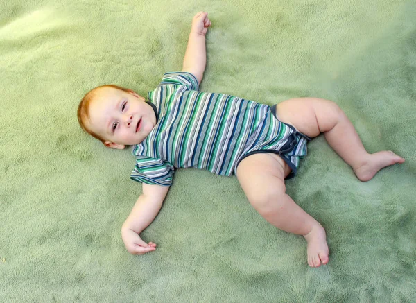 Retrato de um bebê bonito de 3 meses deitado em uma xadrez verde — Fotografia de Stock