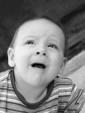 Look.black ve beyaz fotoğraf kadar korkuyla çocuk görünüyor.