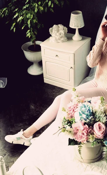 Girl Sitting Room Edge Bed Vase Gorgeous Bouquet Flowers — Stock Photo, Image