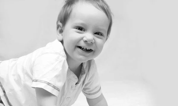 白いバックグルーに笑顔の美しい6ヶ月の赤ちゃんの肖像画 — ストック写真