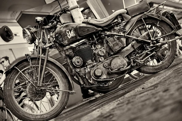 Şehirdeki eski motosiklet.