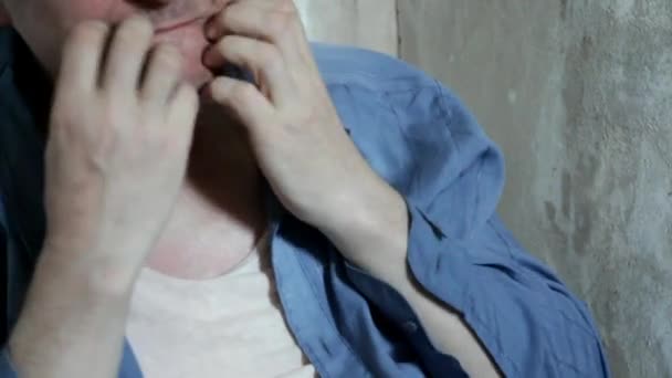 肮脏的男性无家可归者 严重发痒 — 图库视频影像