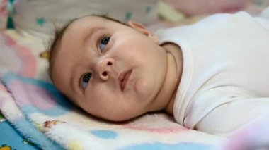 çevrenin ilgi ile çocuk bakar yakın çekim