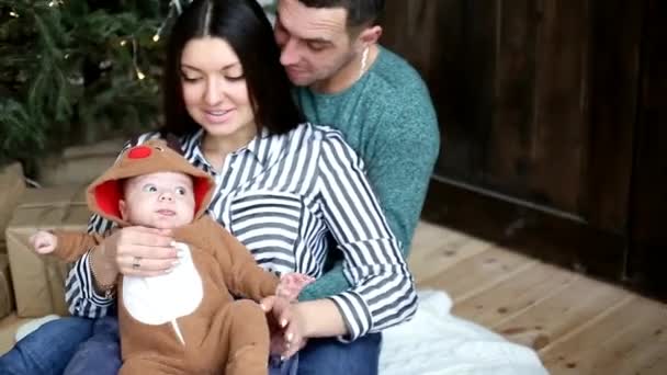 Junge Familie mit kleinem Kind nimmt am Neujahrsfotoshooting teil — Stockvideo