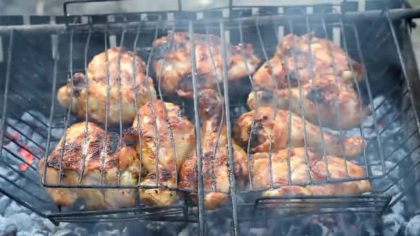 Draaien van het vlees op de grill — Stockvideo