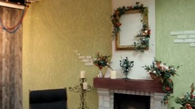 çiçekler ve meyve ile dekore edilmiş duvar boyunca fotoğraf makinesinin hareketi