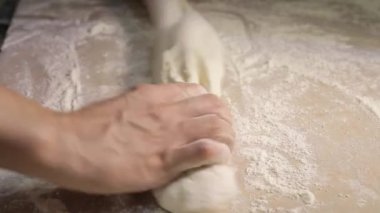 Eller rulo dışarı hamur ahşap bir gemide, yakın çekim