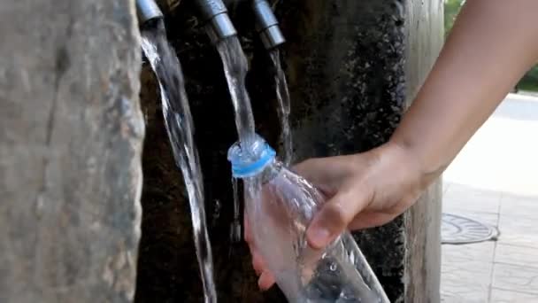 Tangan Perempuan Menempatkan Botol Transparan Bawah Aliran Air — Stok Video