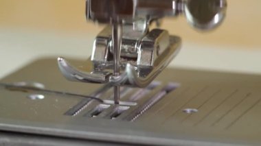 alt iplik dikiş makinesi ve iğne levha ile çekerek