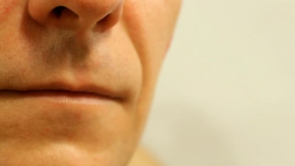 一个男人的笑容 脸颊上有红唇膏的痕迹 — 图库视频影像