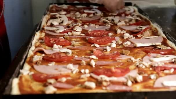 Ręce Rękawiczkach Umieścić Posiekane Grzyby Powierzchni Duża Pizza Kwadratowa — Wideo stockowe