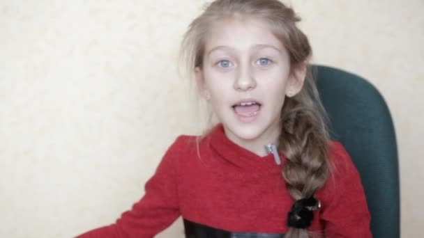 Mała dziewczynka w czerwonym ubraniu opowiada historię — Wideo stockowe