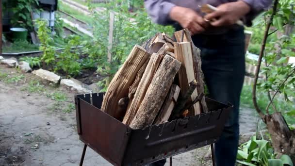 Agricultor Masculino Acende Fogo Churrasco — Vídeo de Stock