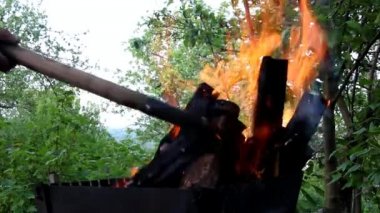 arka plan ağaç üzerinde bir barbekü için bir yangın