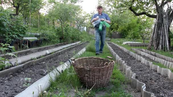 Чоловік Фермер Кладе Пластикові Пляшки Кошик Забирає — стокове відео