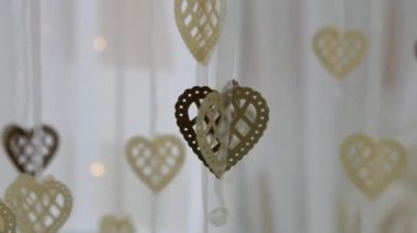 çelenk yaldızlı kalplerin taşır ve yanıp söner