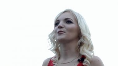 yüz duygusal konuşuyor bir sarışın