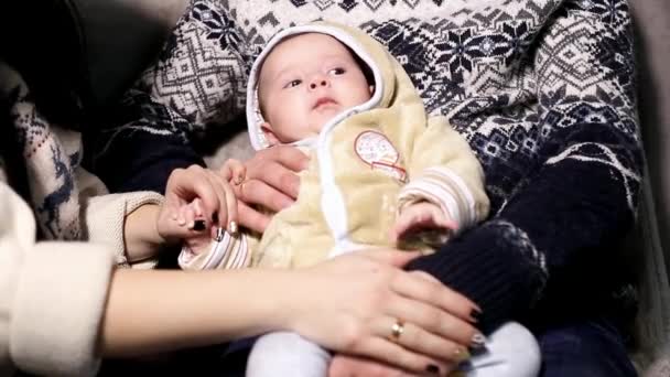 Baby Beige Kobinezone Ligt Handen Van Ouders Kleurrijke Winter Svitshotah — Stockvideo