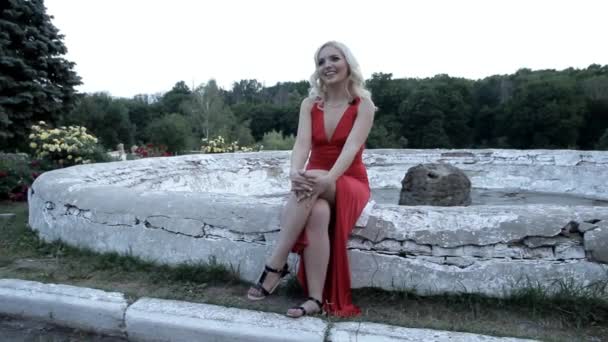 Blond Dívka Červených Šatech Sedí Okraji Staré Kašny Rozhovory Citově — Stock video