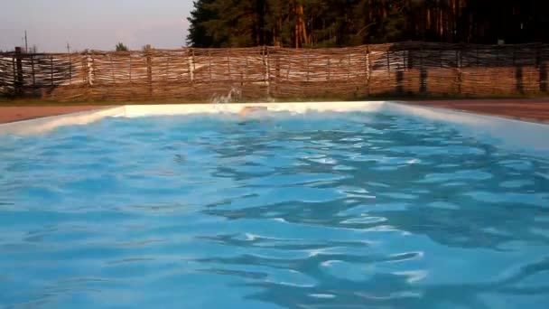 Blanke Man Springt Zwemt Het Zwembad — Stockvideo