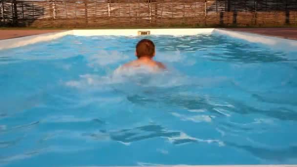 Homem Calções Escuros Pula Uma Piscina Nada Fora Câmera — Vídeo de Stock