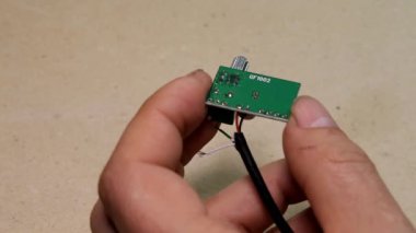 bitmiş bir tahta parçalarıyla, teller lehim yakın çekim