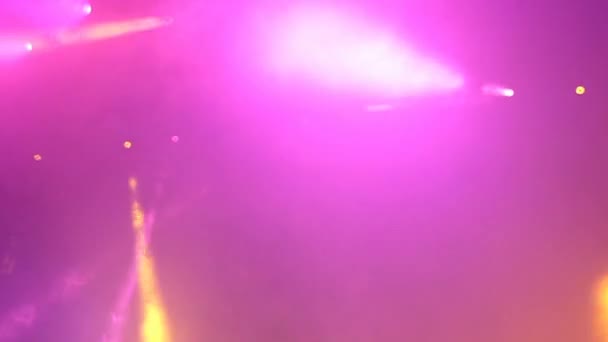 煙だらけの部屋で明るく輝くスポット ライトの移動 — ストック動画