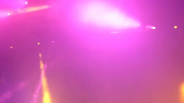dans une pièce enfumée en mouvement projecteurs brillants 