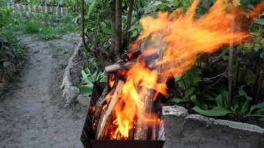 Erkek el parlakça yanıyor düzeltme ızgara günlüğe kaydeder.