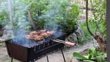 tavuk eti ızgara bir kılavuzda yer alır ve genel planı yapmak