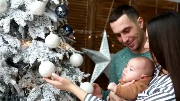 Pais Jovens Mostram Brinquedos Natal Bebê Árvore — Vídeo de Stock