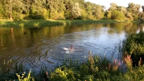 Hombre Río Intenta Nadar Contra Marea — Vídeo de stock